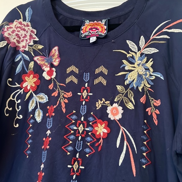 Beautiful gently worn embroidered johnny was sweatshirt - Picture 4 of 4
